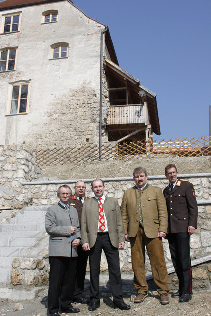 Vor dem Schloss Frauenstein: Bezirkshauptmann Georg Wojak, Oberamtswalter Helmut Binder, Landesrat Max Hiegelsberger, Bürgermeister Günter Hasiweder und Abschnitts-Feuerwehrkommandant Josef Kaiser.