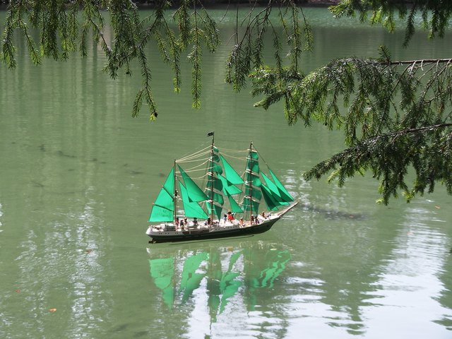 ...ferngesteuertes Segelschiff, voll bemannt!