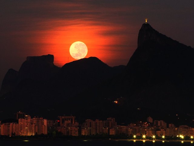 Corcovado - Christusstatue - zu Füßen liegt Rio de Janeiro