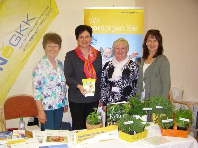 Besuch beim NÖGKK-Infostand - v.l.n.r.: STR Inge Kosa, LAbg. Erika Adensamer, Kurdir. Maria Haarhofer und Ernährungswissenschafterin Mag. Nicole Seiler