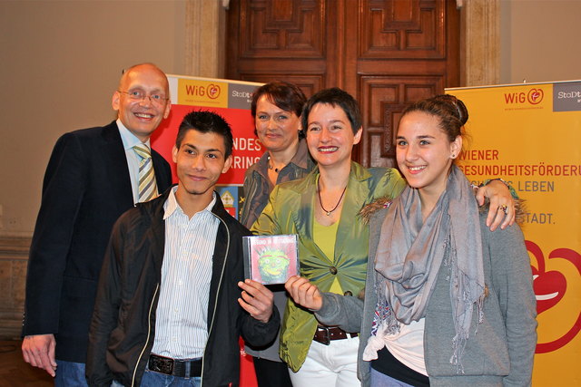 Stolz auf Rap: Beck (Gesundes Wien), Bobby, stv. Bezirkschefin Weißmann, Stadträtin Wehsely, Tabita (v.l.). | Foto: swe