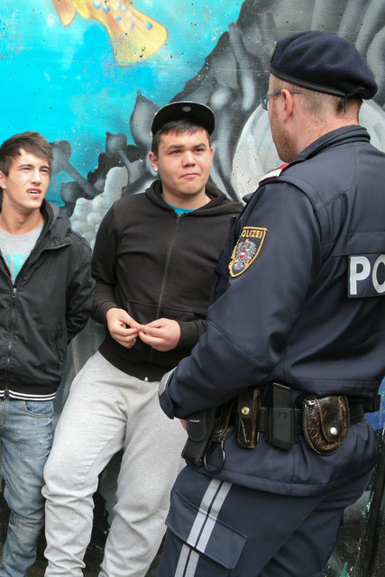Ein oberösterreichischer Polizist berät einen Jugendlichen zum Thema Gewalt. | Foto: Foto: BMI/Weissheimer