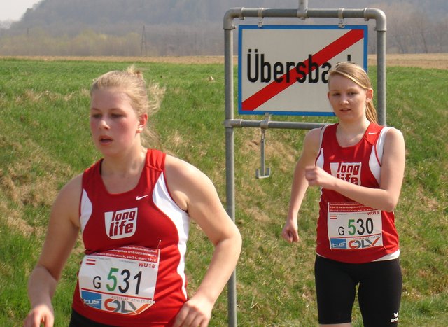 Theresa Sagmeister (l.) konnte sich im 5-Kilometer-Straßengehen die „Silberne“ holen. | Foto: Igla