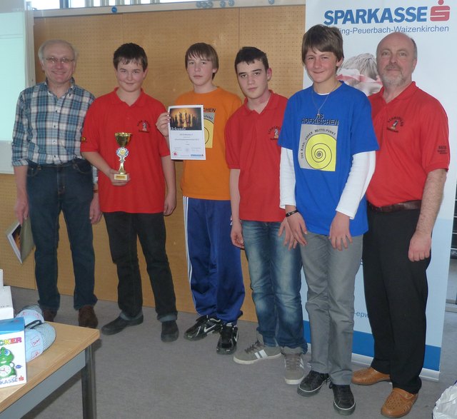 Bezirkssieger Georg Voraberger, Daniel Aigner, Selver Avdulji und Simon Ratzenböck mit Rudolf Buchmair und Günther Punz