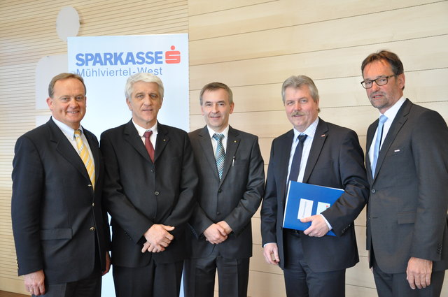 Setzen sich für Investitionen in der Region ein: St. Martins Bürgermeister Wolfgang Schirz, die Vorstandsdirektoren Ignaz Kopf und Klaus Klopf sowie die Wirtschaftskammer-Obmänner Herbert Mairhofer (Bezirk Rohrbach) und Reinhard Stadler (Bezirk Urfahr-Umgebung).
