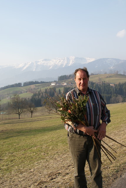 Karl Antensteiner mit einem selbstgebundenen prächtigen Palmbuschen. | Foto: Weymayer