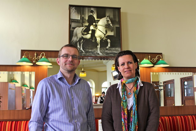 Robert Hackner und Barbara Jäger vor dem Bild des legendären Oberst Podhajsky, Retter der Lippizaner 1945 - es hängt übrigens seit Jahrzehnten an diesem Platz.