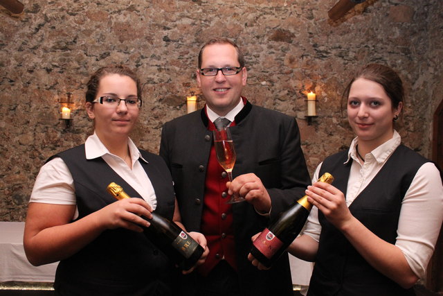Präsentierten den Sekt: Ulrich Zeni mit den Ferarrischülerinnen Livia Hökl und Sarah Bödendorfer