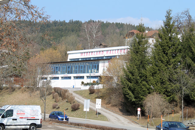 „Bis auf weiteres geschlossen“ heißt es an der Tür des Hallenbades in Haslach.