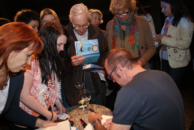 "Ewig Dein" sollte unbedingt signiert sein. Der Andrang war entsprechend groß.