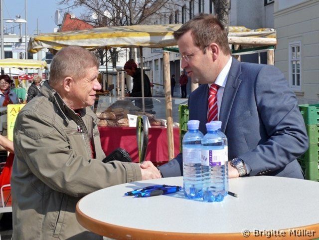 Karl Cerny (links) fragte nach, wie er am besten Gutes tun kann für Bedürftige.