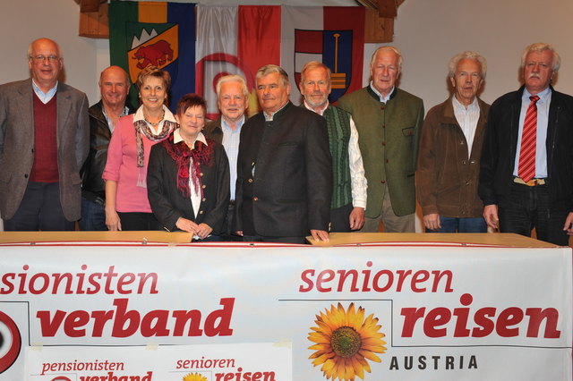 v.l. Engelbert Buttinger, Dietmar Köberl, Rosmarie Kramer, Rosi Höll, Leopold Unterberger, Obmann Rudi Höll, Hermann Pilz, Herbert Sulzbacher, Johann Scheutz, BV. Gerhard Mayr - Foto Franz Frühauf
