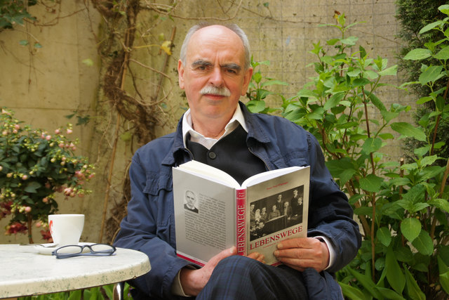 „Ich lasse die Charaktere in meinen Bücher durch die Bilder dem Leser begegnen“, sagt der Schriftsteller Peter Paul Wiplinger. So geschieht es auch in seinem neuen Buch „Lebenswege“