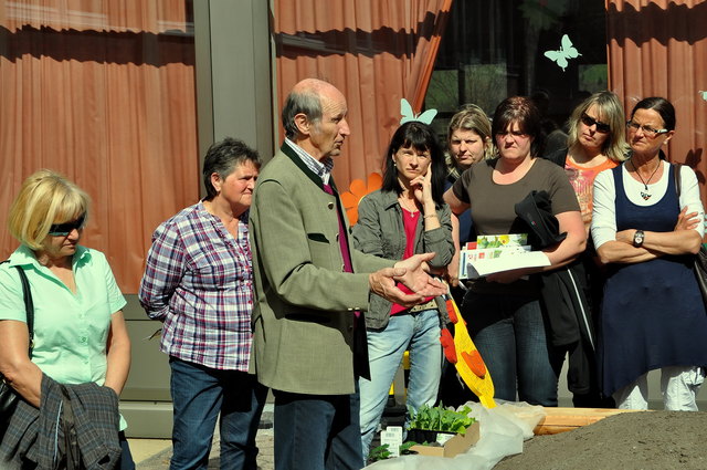 Rupert Mayr erklärt die Bepflanzug eines Hochbeetes
