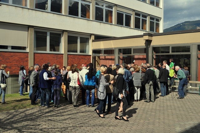 Die ZuschauerInnen beim zu bepflanzenden Hochbeet