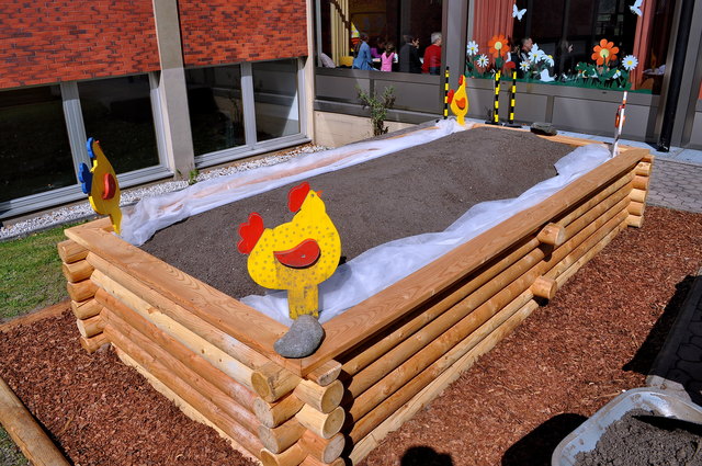 Das neu errichtete Hochbeet noch vor der Bepflanzung