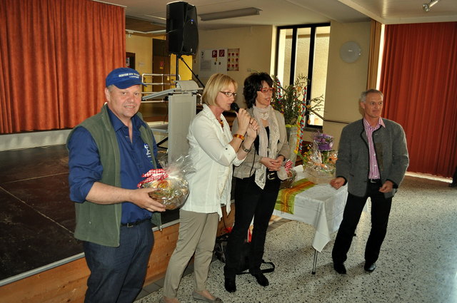 Im Bild von links nach rechts: Hans, der stets für anfallende Arbeiten im Obst-und Gartenbauverein zur Verfügung steht, Dipl Päd und Obfrau Viktoria Müller, Direktorin der NMS Fügen Tanja Rieser und  Dir Werner Bösch