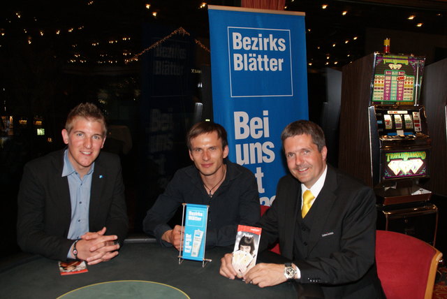 Michael Gassler, einer der Jetonpaket-Gewinner zusammen mit Casino-Mitarbeiter Robert Frießer (Guest & Organisation Manager).