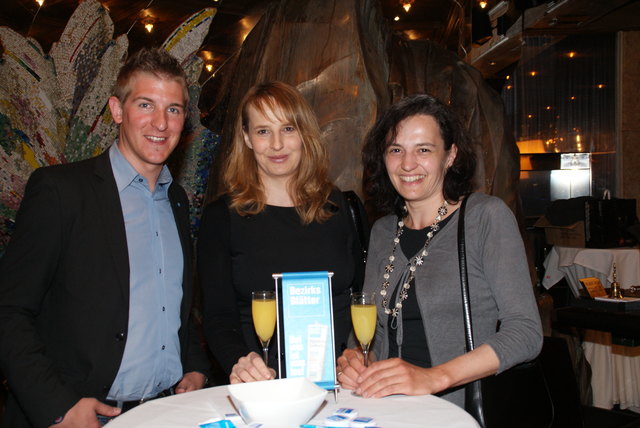 Alexander Lener (Leitung Marketing, Bezirksblätter) mit Glückskind Andrea Bernhart (rechts).