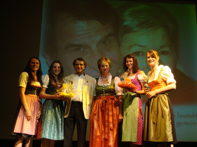 Günther Bayr und DGKS Brigitte Staffner (3.v. r.) freuen sich mit dem Projektteam über die gelungene Filmpremiere in der Alten Gerberei
Foto: Kalss