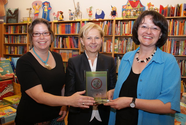 Foto: Laubner
Stolze Preistragerinnen 2011: Wirtschaftsbund-Obfrau Brigitte Jank (Mitte) ubergibt Dagmar Harbich (li) und Elisabeth Rippar die Auszeichnung. | Foto: Laubner