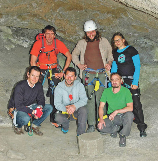 In der Höhle: Emanuel von und zu Liechtenstein (l.), Karl Forstner (vorne, M.), sein Team und Gutsverwalter Christian Redl (M.).