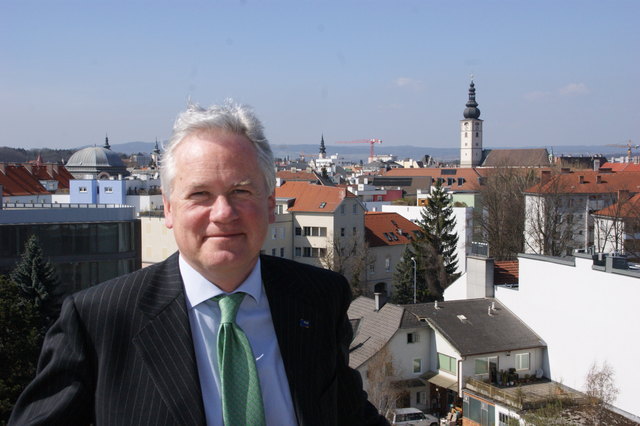 Generaldirektor Hubert Schultes kann entspannt von der Zentrale der NÖ Versicherung über St. Pölten blicken. Foto: Pelz