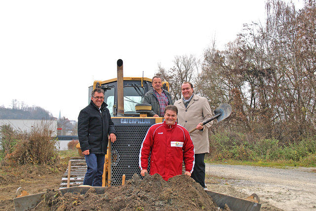 ASKÖ-Obmann Peter Zeindlhofer, Christian Neuherz und Bürgermeister Thomas Punkenhofer können wieder lachen: Die Beschlüsse für den Sportplatz-Neubau wurden gefasst.