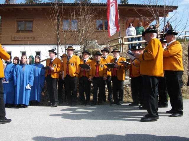 zwei Chöre singen zur Ankunft der Herrin vom See