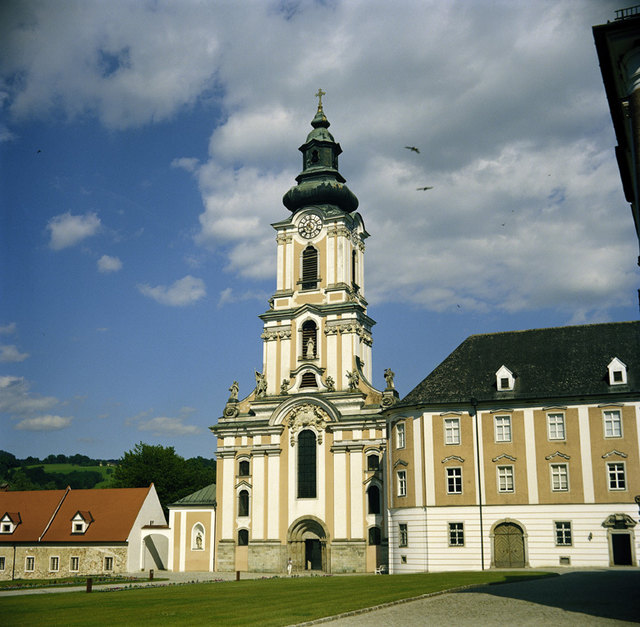 Das Zisterzienserstift Wilhering könnte mit seinen Grünflächen Schauplatz der „klassischen Landesgartenschau“ sein. | Foto: Wilhering
