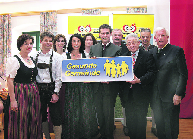 Bei der Ortstafel-Übergabe  freuten sich Gemeindevorstand Christine Marschner, Vizebürgermeister Jürgen Schmidberger, Silvia Baumgartner, Arbeitskreisleiterin Eveline Palzer, Petra Feichtinger, Bürgermeister Franz Steininger, Gerhard Gleixner, Landeshauptmann Josef Pühringer, Eduard Atzinger und Nationalrat Jakob Auer (v.l.). | Foto: Stinglmayr