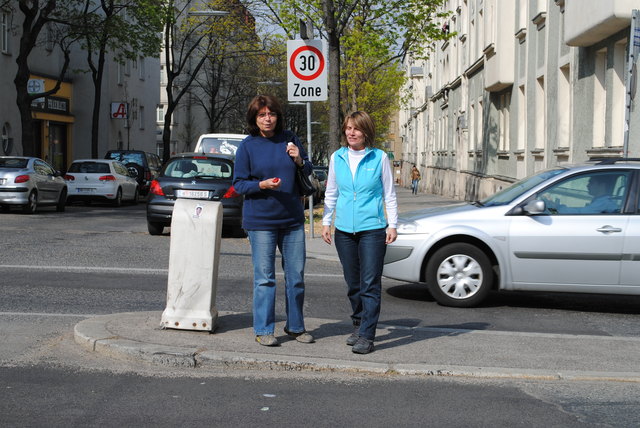 Auch für Lena H. (li.) und Gerda B. ist die Kreuzung Herbststraße/Possingergasse ein Gefahren-Hotspot. | Foto: buk