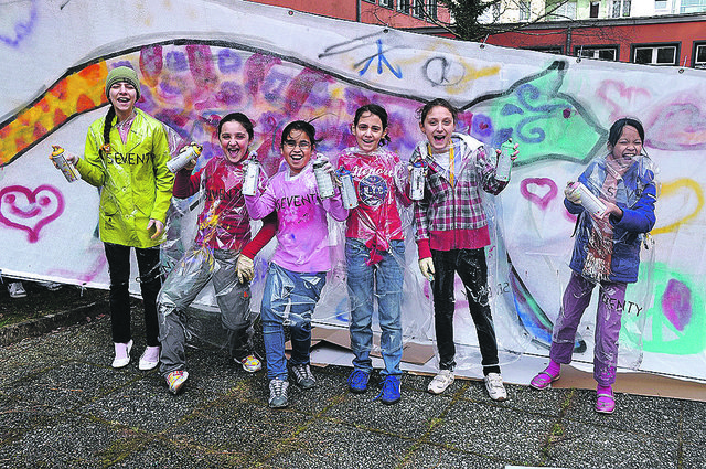 Auf die Plätze, fertig, sprüh! Die Schüler zeigten vollen Körpereinsatz und hatten sichtlich Spaß am kreativen Schaffen.