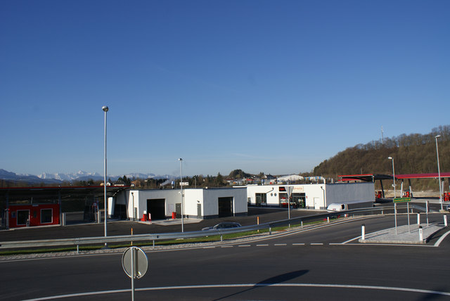 Großzügig und modern präsentiert sich der neue Autohof Eder in Sierninghofen, direkt an der B122.