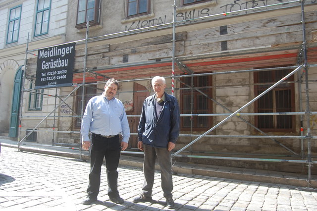 Wolfgang Höllrigl und Valentin Theuermann, ebenfalls Hauseigentümer in der Siegmundsgasse, machen sich Sorgen um das Haus, das droht zu verfallen.