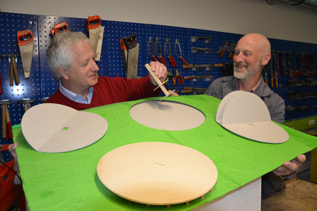 Bgm. Josef Hofmarcher und Künstler Alois Lindenbauer präsentierten das Modell der Installation „RUND um SCHAU“.