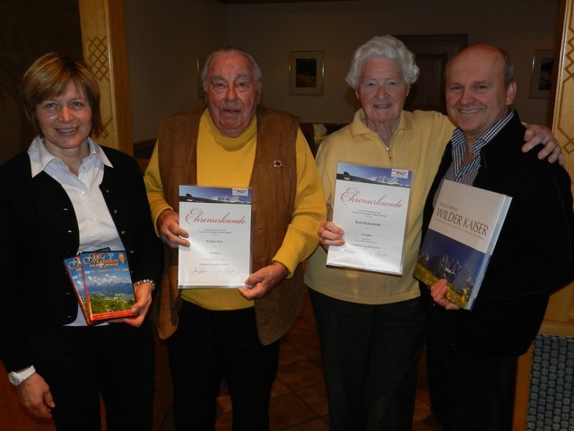 Die treuen Kirchdorfer Stammgäste Walter Siry und Ruth Rottscheidt mit ihren Gastgebern Elisabeth und Bernhard Unterberger vom Leerberghof