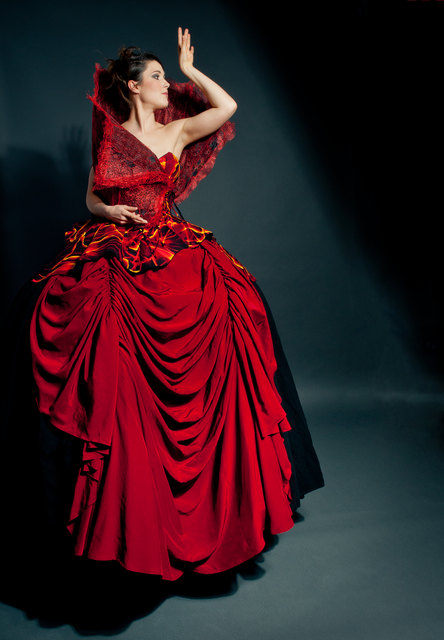 Karin Mosgöller in einem Traum in rot von Jungdesignerin Julia Matzner.