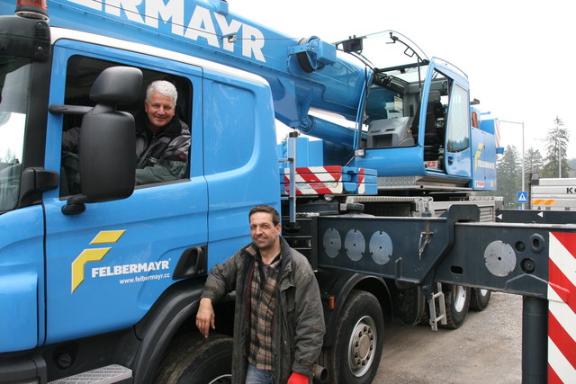 Maximilian Koch (im LKW) und Chrisitan Schennach bedienen den Kran.