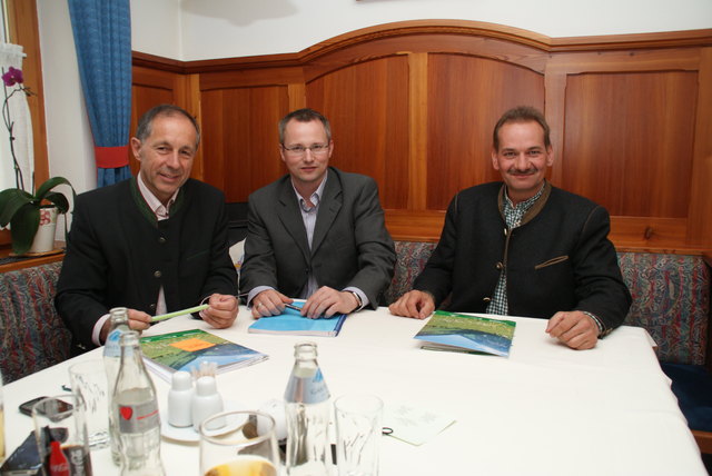BR Georg Keuschnigg und Magnus Gratl gratulierten Egon Brandhofer.