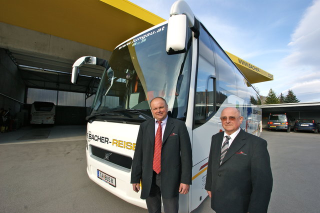 Johann und Christian Bacher am Busterminal vor ihrern hochmodernen Reisebus