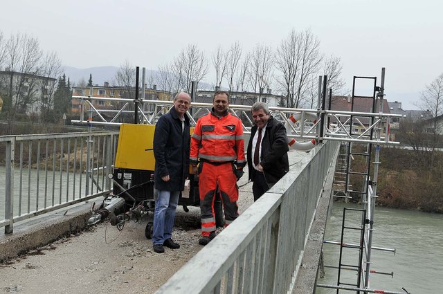 Bgm. Stöckl beim Lokalaugenschein am Kaltenhausenersteg. | Foto: Stadtgemeinde