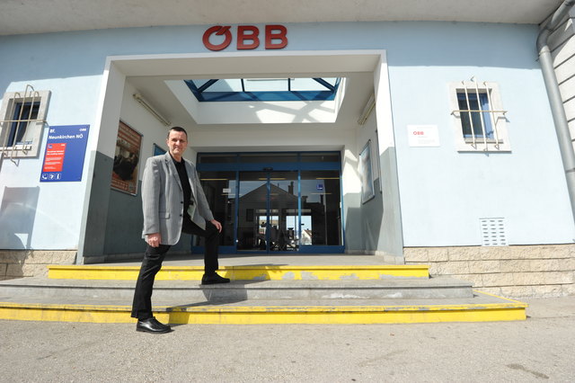 Nicht behindertengerecht: die Stufen beim Bahnhofsportal. Wer ums Gebäude fährt, muss „nur“ eine Stufe überwinden.