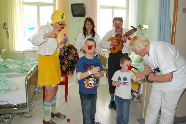 Dr. Igor Schlwinsky und Fräulein Doktor Zitronella bringen die Kinder auf frohe Gedanken.