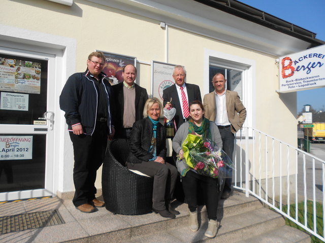 Natürlich ist die Freude parteienübergreifend, auch Bürgermeister und Vize gratulierten. Der Erfolg hat nämlich viele Väter, die Niederlage hingegen ist ein Waisenkind .-)