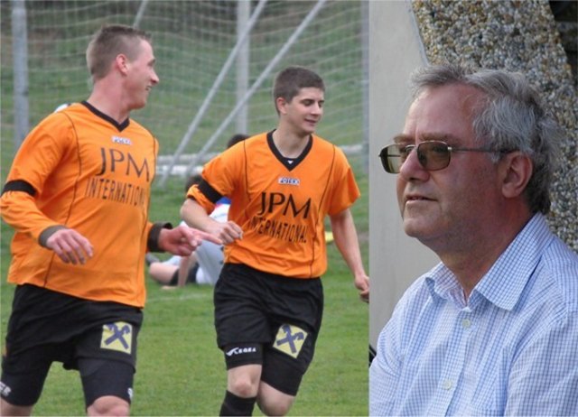 Hattrick-Torschütze Stefan Gludovatz (links) und Torschütze Andreas Gold mit Trauerflor; der überraschend Verstorbene Ehrenpräsident Wolfgang Schwarzkogler