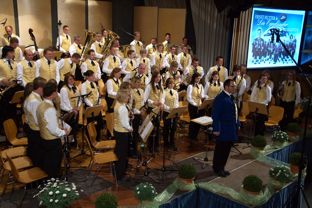Die Musiker genießen den Applaus des Publikums beim Kaiserklängekonzert 2012