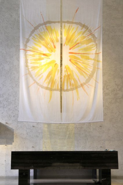 Der Vorhang ist zerissen, der Stein ist weg, hell erleuchtet das Grab, Christus ist auferstanden!