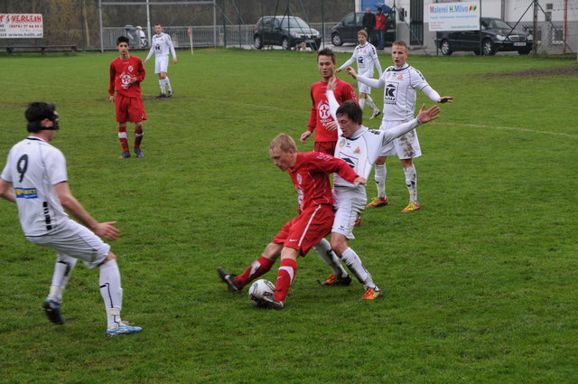 Alexander Eisl stört einen Gegenspieler bei der Ballannahme.