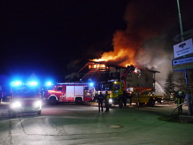 Meterhoch schlugen die Flammen aus dem Dachstuhl.